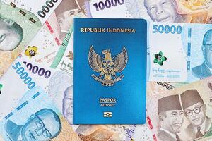 indonesien pass och många indonesiska rupiah valuta pengar räkningar foto