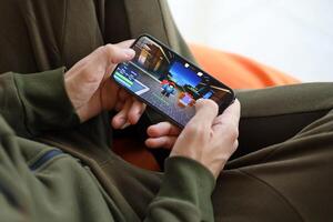 roblox mobil ios spel på iphone 15 smartphone skärm i manlig händer under mobil gameplay foto
