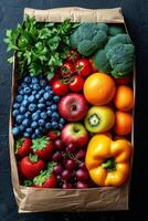 ai genererad en kraft väska med grönsaker och frukt på en svart bakgrund. mat leverans foto