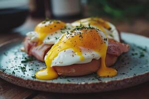 ai genererad utsökt hemlagad frukost med ägg benedict på en tallrik. generativ ai foto