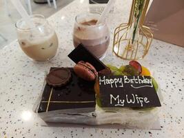 Foto av choklad och vit choklad kaka för födelsedag