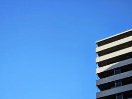 minimal byggnad med blå himmel bakgrund. foto