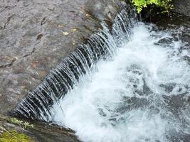 yunotsubo flod på yufuin, japan. foto