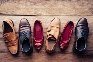 skor olika stilar på en trä- golv - livsstilar. foto
