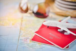 pass placerad på de Karta begrepp turism planera och Utrustning behövs för de resa foto