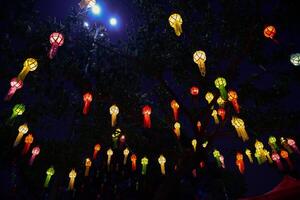 lyktor för både thai och kinesisk lycka festivaler foto