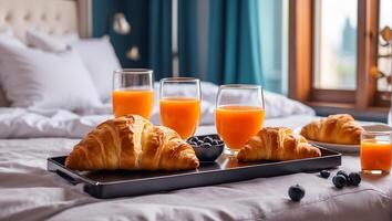 ai genererad glasögon av orange juice, croissanter på en bricka på de säng foto