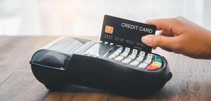 betalande förbi kreditera kort , uppköp och försäljning Produkter använder sig av en kreditera kort slägga maskin foto