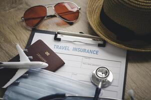 resa försäkring dokument till hjälp resenärer känna självsäker i resa säkerhet. foto