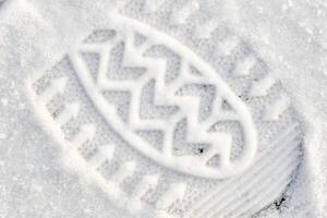 närbild av en sko skriva ut i de snö, topp se av en känga fotavtryck foto