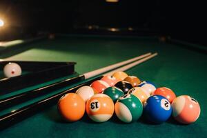 biljard tabell med grön yta och bollar i de biljard club.pool spel foto