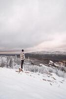 resande utseende runt om de snöig landskap. vinter- promenad genom oberörd landskap i beskydy berg, tjeck republik. vandring livsstil foto