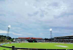 molnig himmel cricket stadion foto