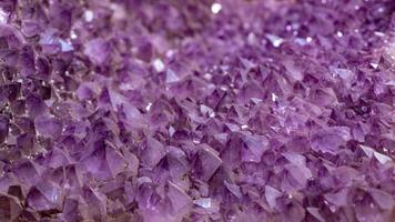 goiania, goias, Brasilien, 2019 - stort block av lila kristaller foto