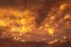 orange solnedgång på himmel med moln. Sol i de kväll himmel foto