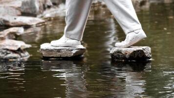 korsning tre stepping stenar i en flod foto