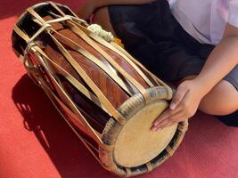 djup tona trumma, thai musikalisk instrument från de asiatisk kontinent. foto