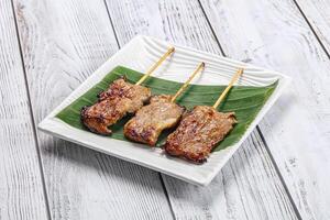 thai kök - grillad fläsk grillspett foto