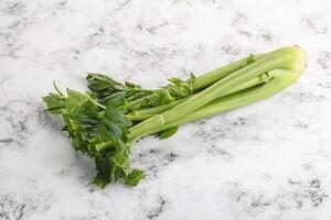 vegan kök - selleri stjälkar med blad foto