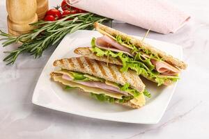 hemlagad klubb smörgås med skinka och ost foto