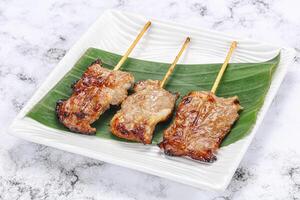 thai kök - grillad fläsk grillspett foto