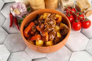 hemlagad nötkött ungerska gulasch med potatis foto