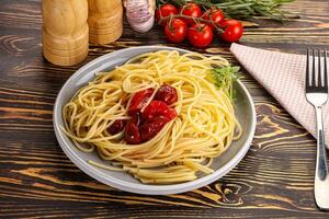 italiensk pasta spaghetti med tomat foto
