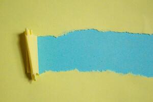 gul trasig papper på blå bakgrund, rev papper med kopia Plats för text foto