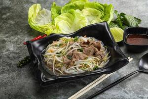 vietnamese traditionell soppa pho bo med nötkött foto