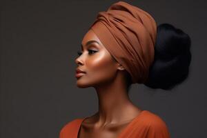 afro amerikan lady bär turban, innehav hand, isolerat på grå bakgrund foto