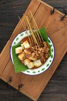 sate padang eller satay padang, kryddad nötkött satay från padang foto