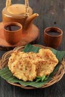 bakwan sayur eller bala-bala eller vegetabiliska fritta, indonesiska mellanmål tillverkad från mjöl, kål, morot foto