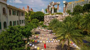 kvinna i röd klänning och vietnamese hatt utforska solnedgång stad på phu quoc ö foto