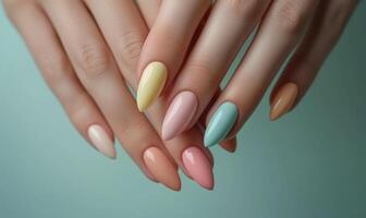 ai genererad kvinna händer med rosa och beige nagel design. nagel putsa manikyr. foto