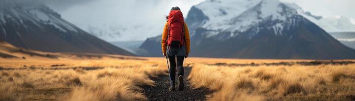 ai genererad solo- backpacker, ensam backpacker mot en fantastisk naturlig bakgrund, bakgrund bild generativ ai foto