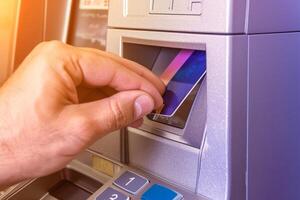 ai genererad hand införing Bankomat kort in i Bank maskin till dra tillbaka pengar foto