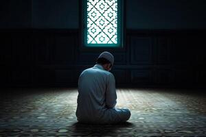 ai genererad moslem man håller på med salat bön- för allah inuti de moské på natt, tahajjud bön. foto