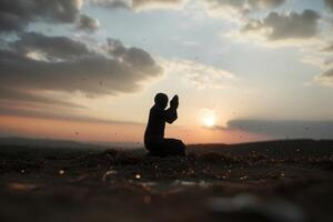ai genererad människor höjning hand och bön- till Gud under de solnedgång himmel foto