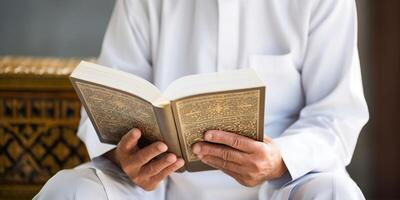 ai genererad muslim man läsning helig quran i moské, ramadan kareem begrepp foto