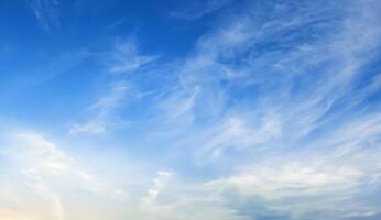 blå himmel med vit moln landskap bakgrund foto