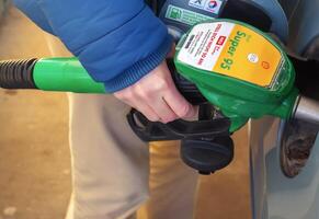 salzburg, österrike - 2024-01-14 tankning de bil på en gas station bränsle pump. foto