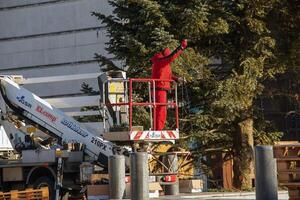 nitra, slovakia - 2024-11-01 demontering av de jul träd på de stad fyrkant. foto