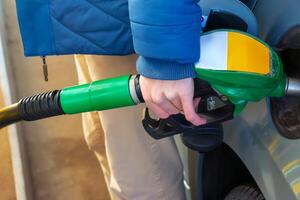 tankning de bil på en gas station bränsle pump. foto