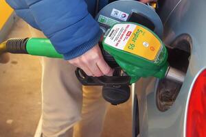 salzburg, österrike - 2024-01-14 tankning de bil på en gas station bränsle pump. foto