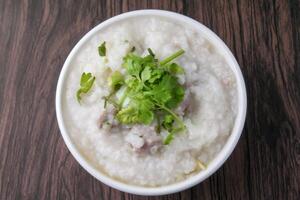 ris gröt eller congee med mald fläsk och löskokt ägg foto