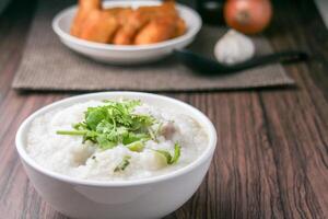 ris gröt eller congee med mald fläsk och löskokt ägg foto