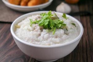 ris gröt eller congee med mald fläsk och löskokt ägg foto