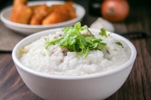 ris gröt eller congee med mald fläsk och löskokt ägg foto