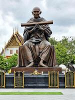 Bangkok, thailand augusti 29, 2023 somdet phra buddhacarya staty till brahmaramsi på wat rakhang kositaram woramahawihan tempel, bangkok thailand. foto