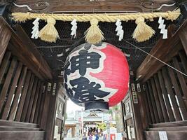 fukuoka, japan november 13, 2023 röd lykta i främre av kushida jinja helgedom är en shinto helgedom belägen i hakata-ku, fukuoka, Japan, var grundad i i 757. foto